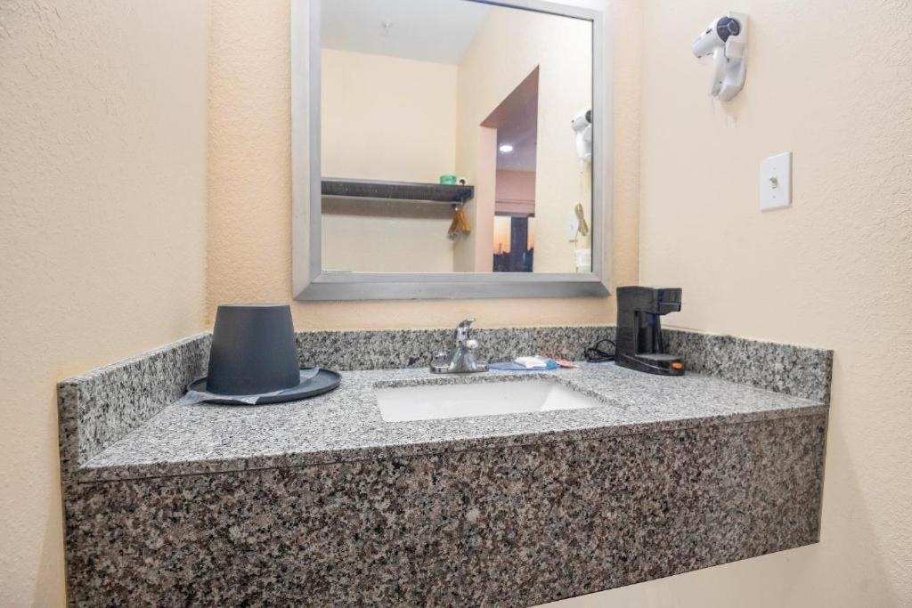 Royal Inn & Suites Adairsville Екстериор снимка
